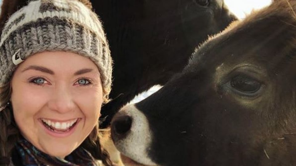 Amber Marshall se svou kravičkou